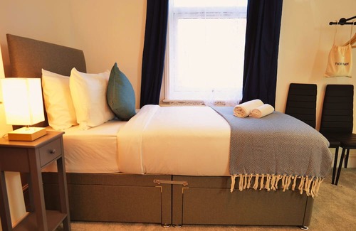 Stafford Casa | Town Centre House with parking, Wi-Fi