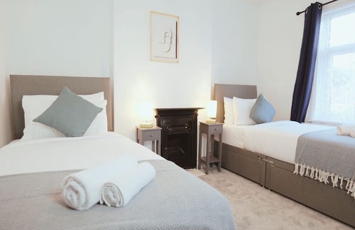 Stafford Casa | Town Centre House with parking, Wi-Fi