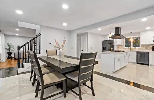 Coventry Casa | stay in Lux & sleep in Style (15mins from TF green Airport)