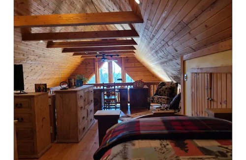Prairie Du Chien Casa | Log cabin get- away with Hot Tub!