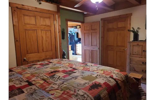 Prairie Du Chien Casa | Log cabin get- away with Hot Tub!