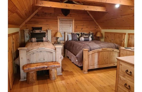 Prairie Du Chien Casa | Log cabin get- away with Hot Tub!
