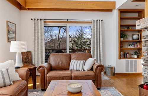 Wintergreen Casa | New Listing! 3 min to ski w/hot tub and fireplace. Dog-friendly!