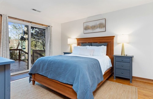 Wintergreen Casa | New Listing! 3 min to ski w/hot tub and fireplace. Dog-friendly!