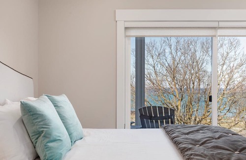 Traverse City Condominio | ♛ 539 Bay St ⁀➷ Luxury Downtown 2BDR Lake View 2nd Floor Condo on West Bay ➠ 203E