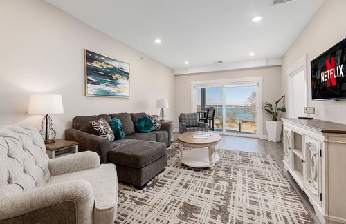 Traverse City Condominio | ♛ 539 Bay St ⁀➷ Luxury Downtown 2BDR Lake View 2nd Floor Condo on West Bay ➠ 203E
