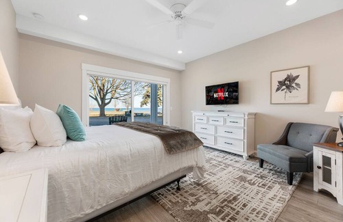 Traverse City Condominio | ♛ 539 Bay St ⁀➷ Luxury Downtown 2BDR Lake View 1st Floor Condo steps from Beach ➠ 102W