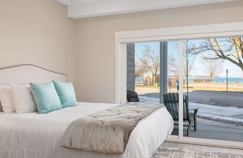 Traverse City Condominio | ♛ 539 Bay St ⁀➷ Luxury Downtown 2BDR Lake View 1st Floor Condo steps from Beach ➠ 102W