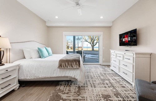 Traverse City Condominio | ♛ 539 Bay St ⁀➷ Luxury Downtown 2BDR Lake View 1st Floor Condo steps from Beach ➠ 102W