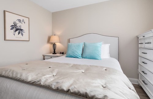 Traverse City Condominio | ♛ 539 Bay St ⁀➷ Luxury Downtown 2BDR Lake View 1st Floor Condo steps from Beach ➠ 102W