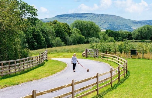 Carlton-in-Cleveland Cabina | 3 bedroom accommodation in Great Ayton, Yorkshire Moors and Coast