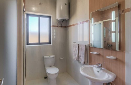 Victoria Apartamento | Modern 3rd floor penthouse + air conditioning in a perfect location in Victoria