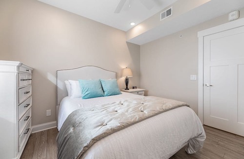 Traverse City Condominio | ♛ 539 Bay St ⁀➷ Luxury Downtown 3BDR Lake View 2nd Floor Condo on West Bay ➠ 201W