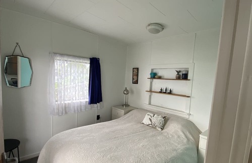 Omokoroa Casa | Original Omokoroa Bach with sea views- 4 min walk to beach!