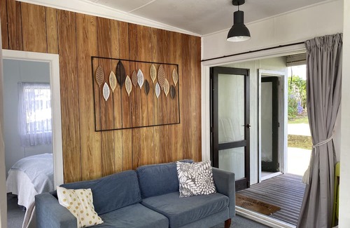 Omokoroa Casa | Original Omokoroa Bach with sea views- 4 min walk to beach!