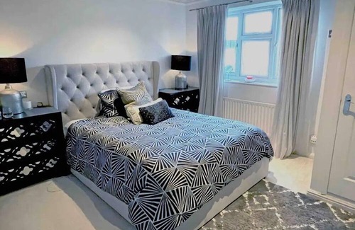 Runnymede Casa | Beautiful home - 5 mins Virgina Water & 20 mins Chiswick