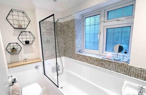 Runnymede Casa | Beautiful home - 5 mins Virgina Water & 20 mins Chiswick