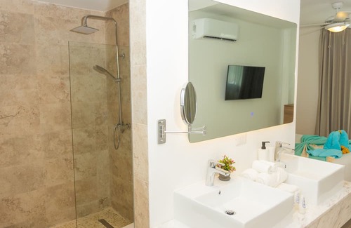 El Cortecito Apartamento | ★★Luxury Apartment 2 BR/2 Bath Steps from Ocean★★