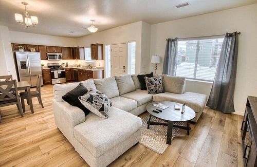 Flagstaff Casa | Flagstaff Adventure Getaway! Trail Access, Central A/C, New Home Built in 2023!