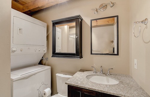 Baie-St-Paul Apartamento | Cute Apt with Views with Fireplace, 10 min Massif