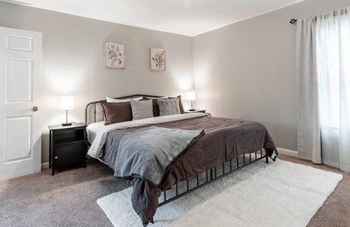 Indianapolis Casa | King Bed! 5 min to Fountain Square/Colts Stadium