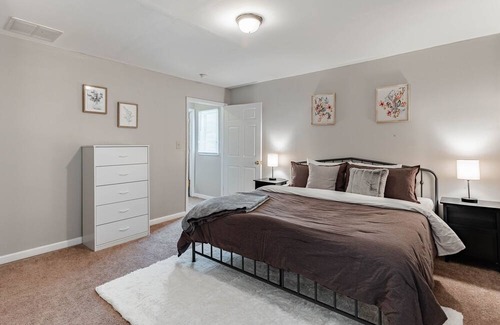 Indianapolis Casa | King Bed! 5 min to Fountain Square/Colts Stadium