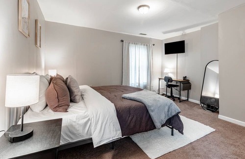 Indianapolis Casa | King Bed! 5 min to Fountain Square/Colts Stadium