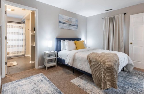 Indianapolis Casa | King Bed! 5 min to Fountain Square/Colts Stadium