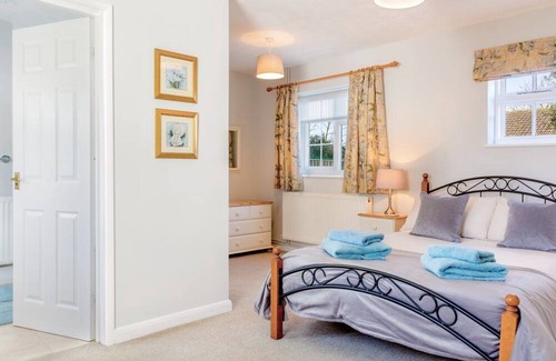Irstead Cabaña | Peace and Tranquility Awaits - 2 Bed, 2 Bath Detached Pet Friendly Cottage.