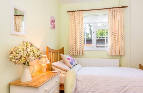 Irstead Cabaña | Peace and Tranquility Awaits - 2 Bed, 2 Bath Detached Pet Friendly Cottage.