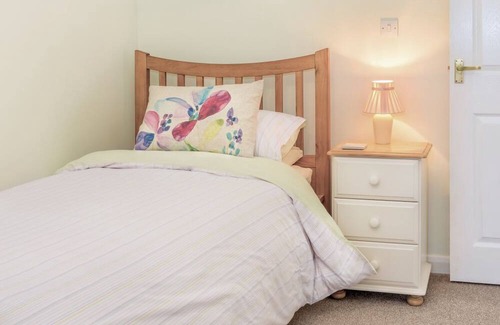 Irstead Cabaña | Peace and Tranquility Awaits - 2 Bed, 2 Bath Detached Pet Friendly Cottage.