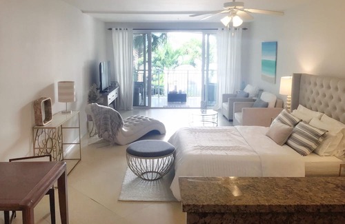Grace Bay West Condominio | Oasis | 1 BR Condo | Tropical View | Wifi & Pool