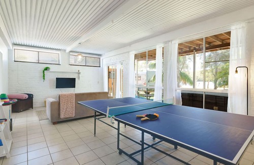 Chain Valley Bay Casa | Waterfront Lake House & Granny Flat with Hot Tub