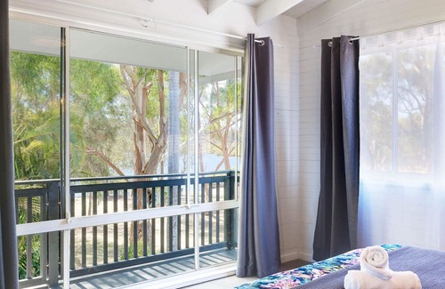 Chain Valley Bay Casa | Waterfront Lake House & Granny Flat with Hot Tub