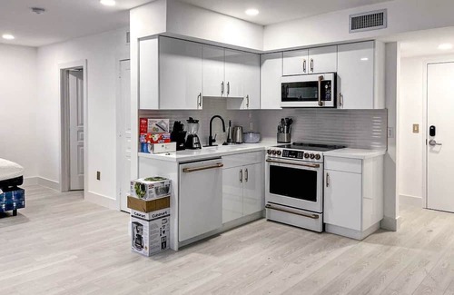 South Pointe Condominio | 110 - SOFI 2 Bedroom - Heated Pool, 2 blocks from Beach!