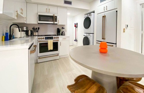 South Pointe Condominio | 110 - SOFI 2 Bedroom - Heated Pool, 2 blocks from Beach!