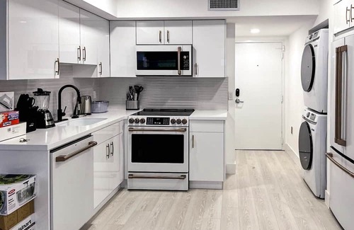 South Pointe Condominio | 110 - SOFI 2 Bedroom - Heated Pool, 2 blocks from Beach!