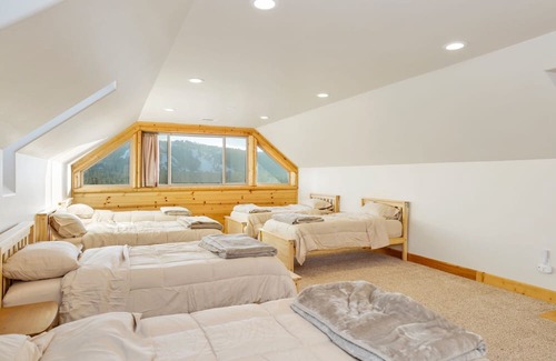 Castle Glen Estates Cabina | 2206-golden Oak Log Cabin 7 Bedroom Home by RedAwning
