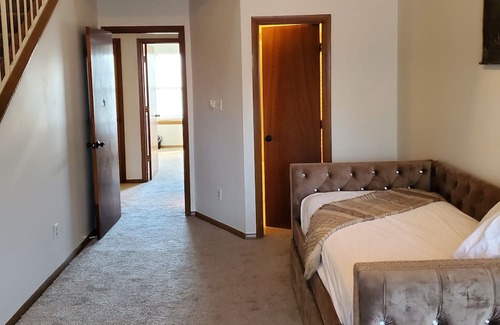 Central Newport News Condominio | Modern, Spacious Condo with Loft, Minutes from the Beach!