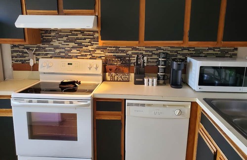 Central Newport News Condominio | Modern, Spacious Condo with Loft, Minutes from the Beach!