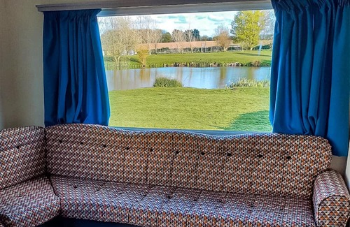 Louth Cabaña | A great fisherman’s retreat, with two well stocked lakes, in a quiet location.