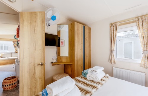 Hamworthy Apartamento | Prosecco Palace - a caravan that sleeps 4 guests in 2 bedrooms