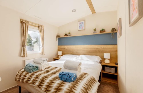 Hamworthy Apartamento | Prosecco Palace - a caravan that sleeps 4 guests in 2 bedrooms