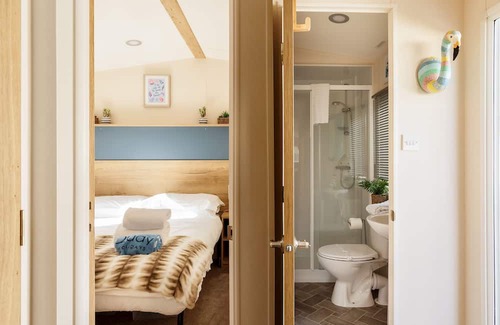 Hamworthy Apartamento | Prosecco Palace - a caravan that sleeps 4 guests in 2 bedrooms