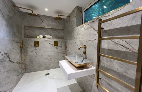Tickenham Casa | 5* Luxury Eco Woodland Retreat Sleeps 12 Hot Tub Sauna Bar Games Room