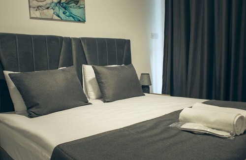 Trikomo Apartamento | Charming Flat with Shared Pool Near Beach