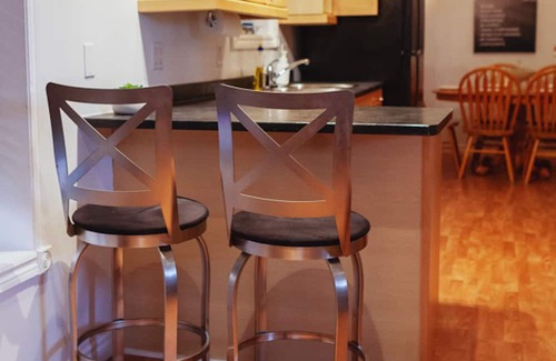 Belleville Apartamento | Large Upstairs Flat in Downtown Century Building (Pet Friendly)