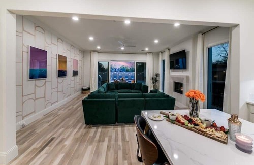 Dallas Casa | Chateau Lux Summary:
