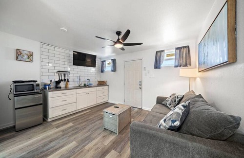 San Jacinto Apartamento | Coastal Cottage Unit 2|BeachBox|Walk to Beach!