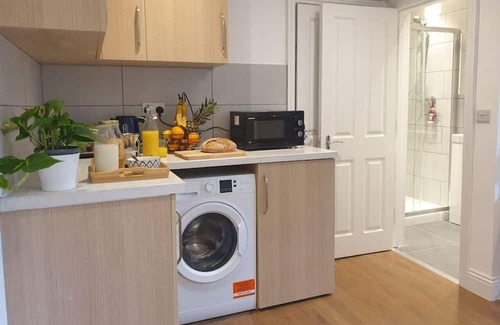 Putney Condominio | Well located king bed studio 35 minutes from the heart of London. 1071 gr fl